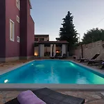 Nina Villa