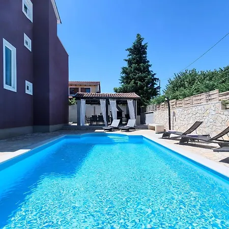 Nina Villa Tar-Vabriga